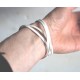 bracelet double tour blanc sur poignet de dos