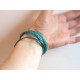 bracelet double tour turquoise sur poignet de dos
