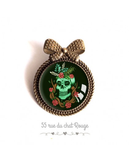 Pin cap, skull, gothic spirit, red and black green, bronze