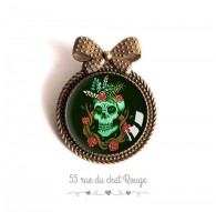 Pin cap, skull, gothic spirit, red and black green, bronze