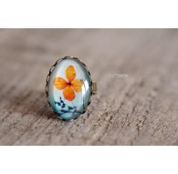 Cabochon Ovalring Kleine orangefarbene Blume