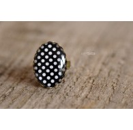 Bague cabochon ovale à petit pois blanc sur fond noir