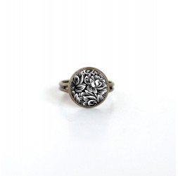 Kleiner Cabochon Ring 12mm, Blumenabbildung, schwarz und weiß, Bronze