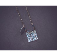 Collana in ottone illustrata, gocce nere e blu
