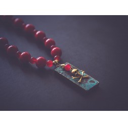 Collana con ciondolo in agata blu turchese, perle rosse