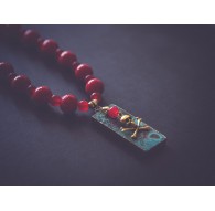 Collar con colgante de ágata azul turquesa, perlas rojas