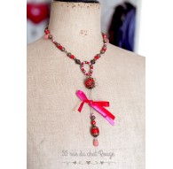Collier fantaisie rouge et fushia avec pendentif goutte de Jade