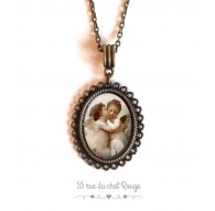Collier pendentif cabochon Angelot, style baroque
