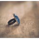 Cabochon Ring stieg Geist Marokkanische auf Pastell blauen Hintergrund, 25 mm, Bronze