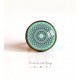 Cabochon Ring stieg Geist Marokkanische auf Pastell blauen Hintergrund, 20 mm, Bronze