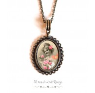 Collier pendentif cabochon, Portrait femme, rétro, moustachue, bronze