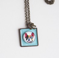 Collier court, pendentif cabochon chien Carlin, bleu pastel, bronze