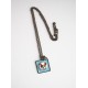 Collier court, pendentif cabochon chien Carlin, bleu pastel, bronze